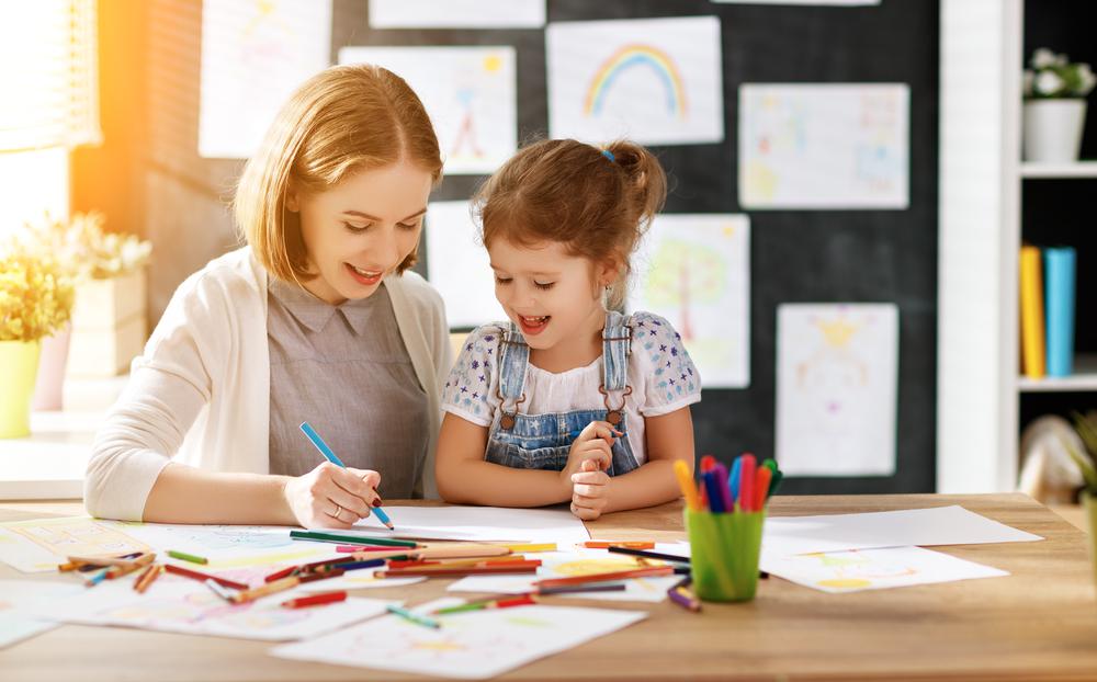 mom and daughter drawing