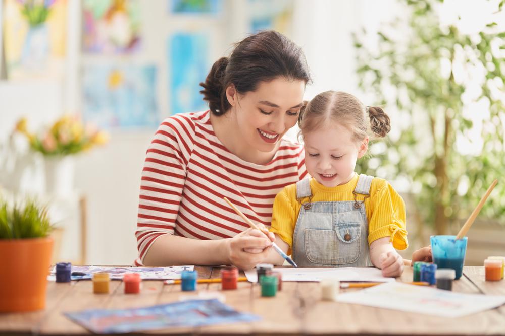 mom and daughter drawing