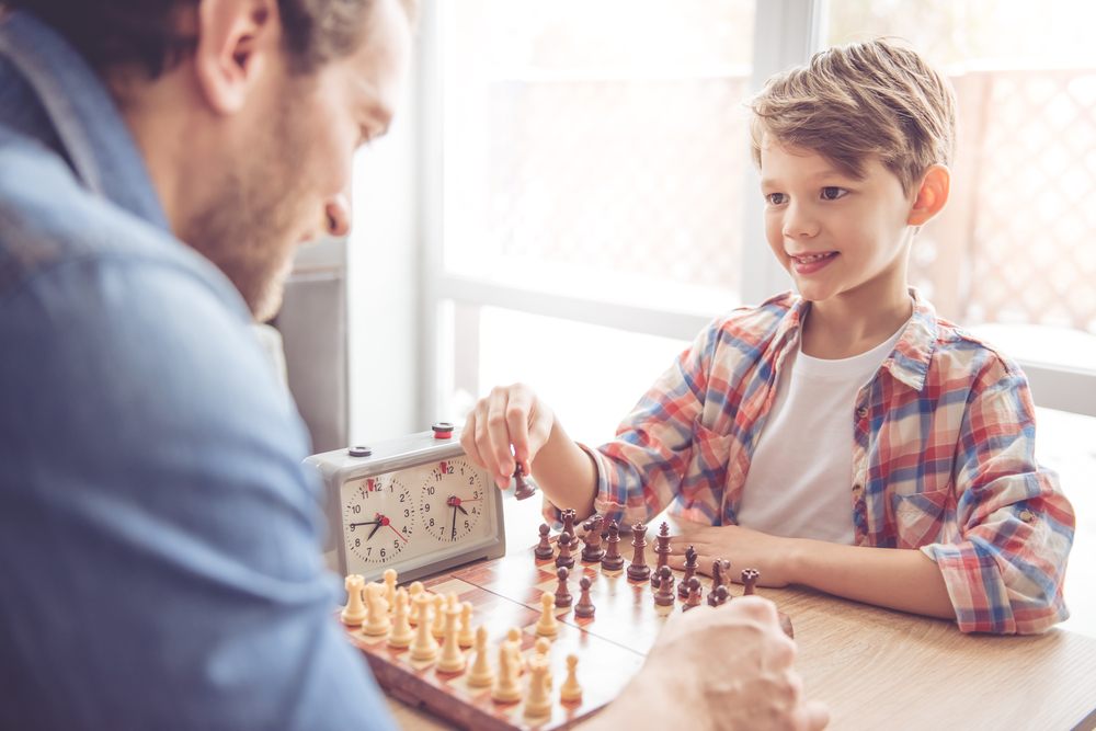 kid play chess 