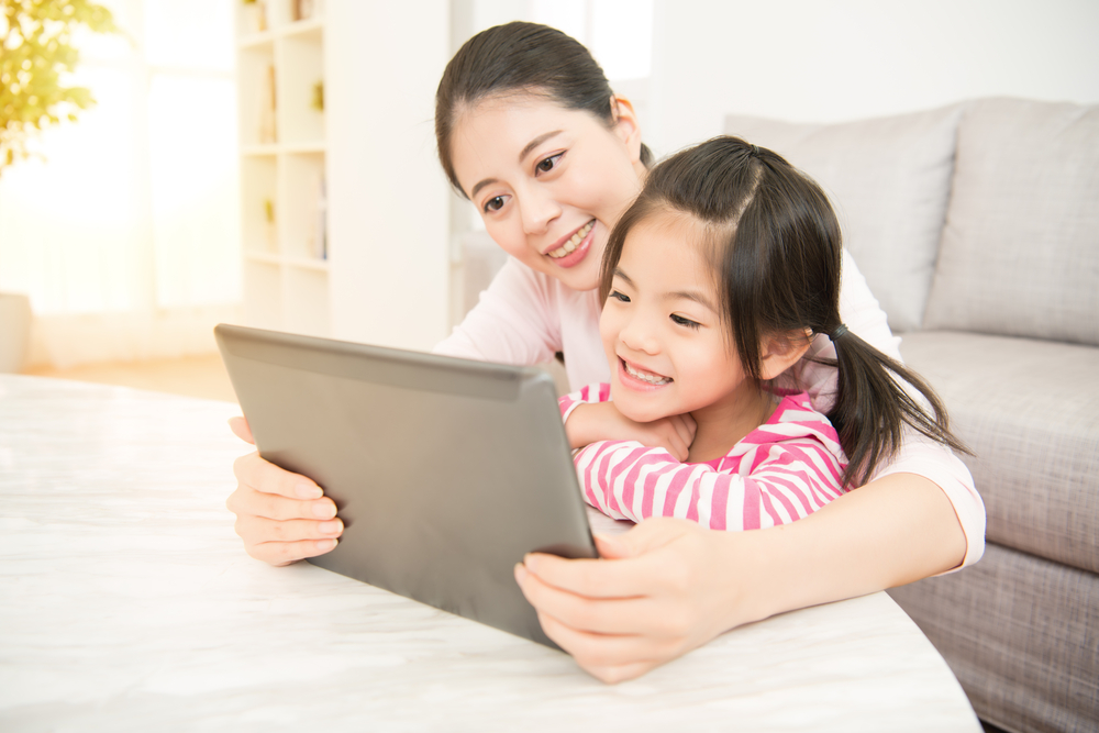 mom and daughter wit ipad