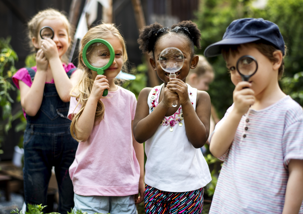 Children, magnifying glasses.